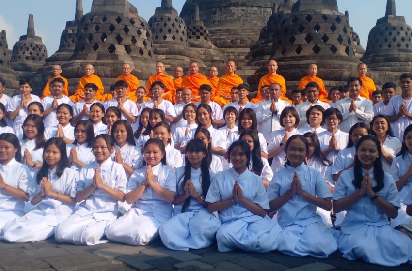  Pelatihan Atthasila (UPasakka-Upasikka Ratana)Melaksanakan Prosesi Di Candi Borobudur